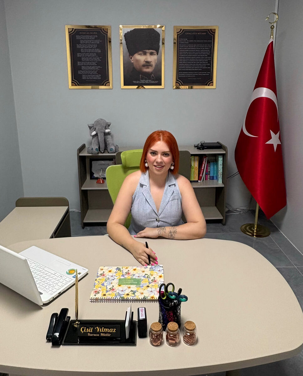 Kurucu müdür Elif Çisil Yılmaz, müdür odasındaki masasında