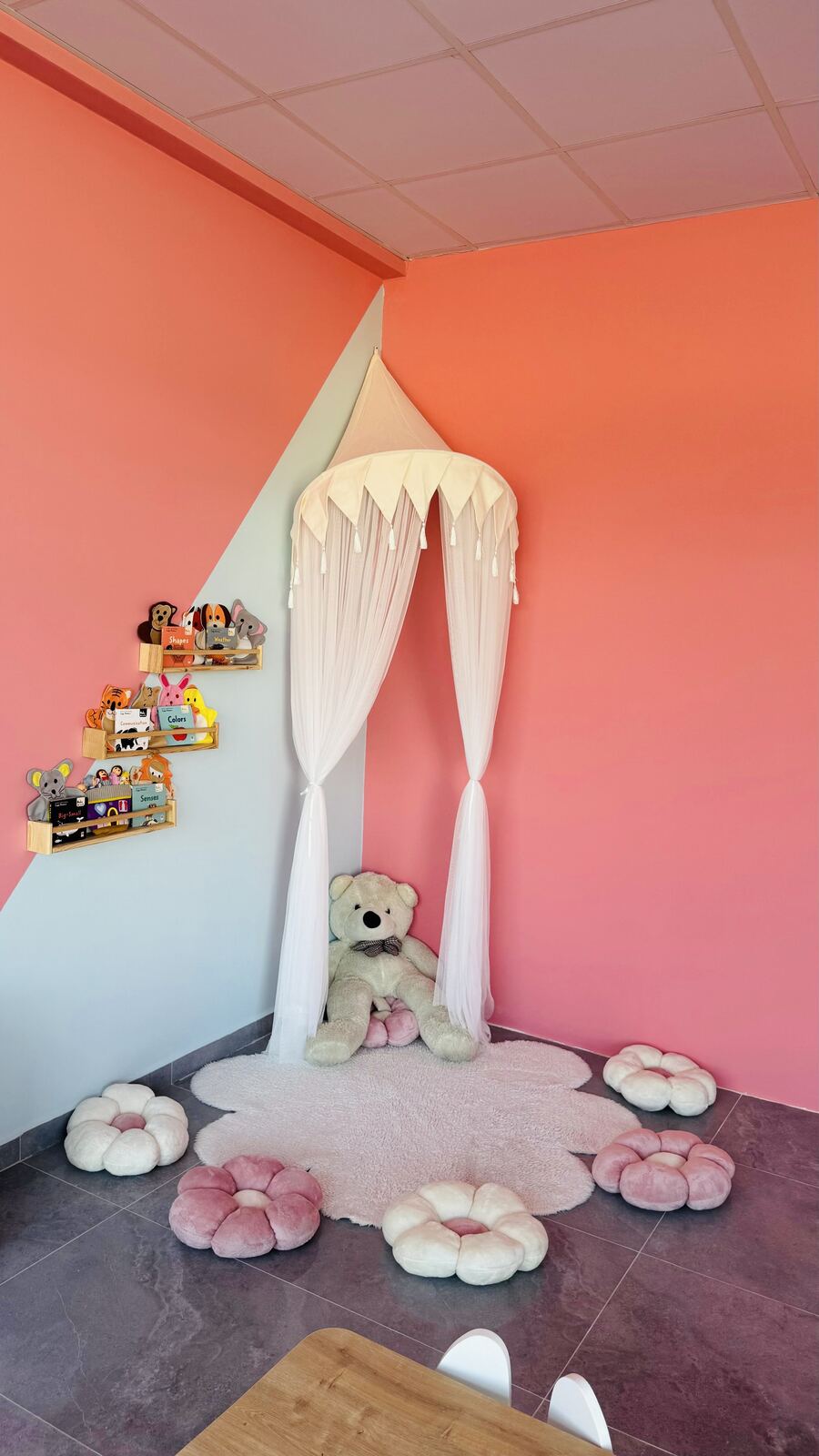 Okulumuzdaki beyaz tüllü, pembe duvarlı okuma köşesi ve peluş ayıcık