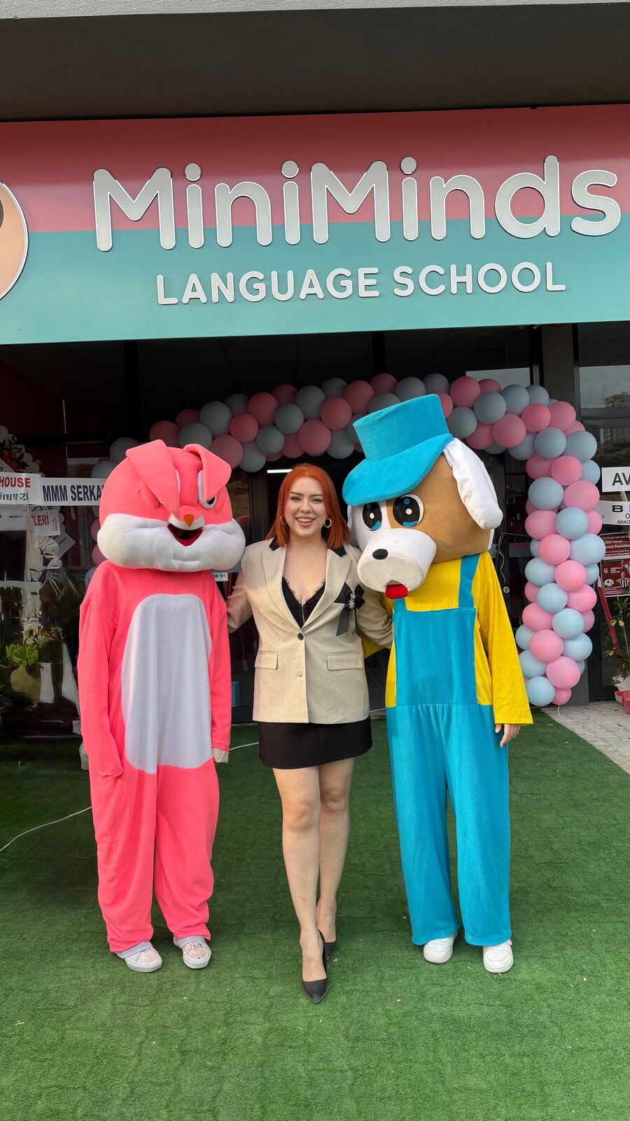 Mini Minds Language School girişi: kurucumuz Elif Çisil Yılmaz ve iki kostümlü maskot karşılıyor